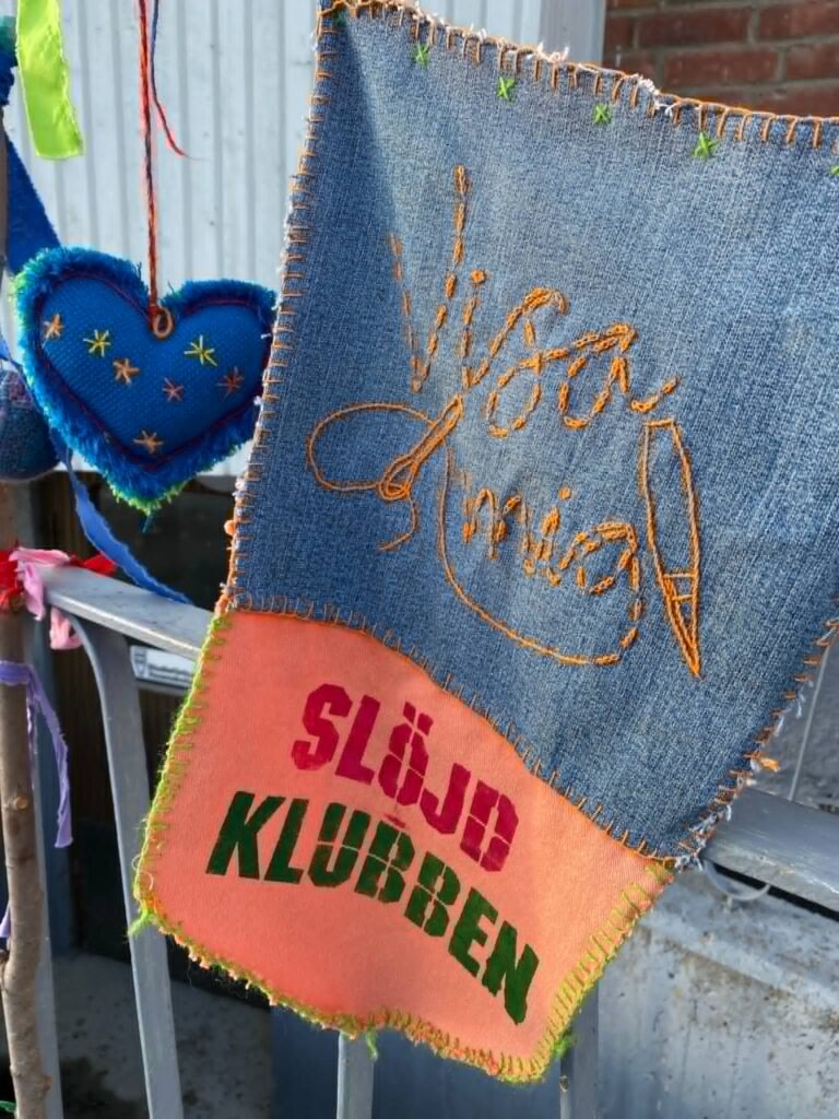 Slöjdklubbsvimpel med Visa mig-logga