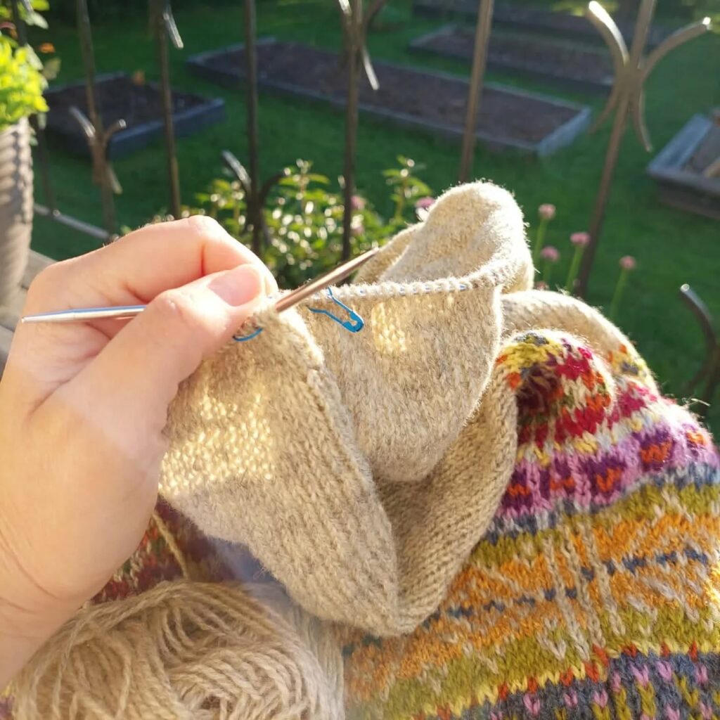 En färggrann stickning