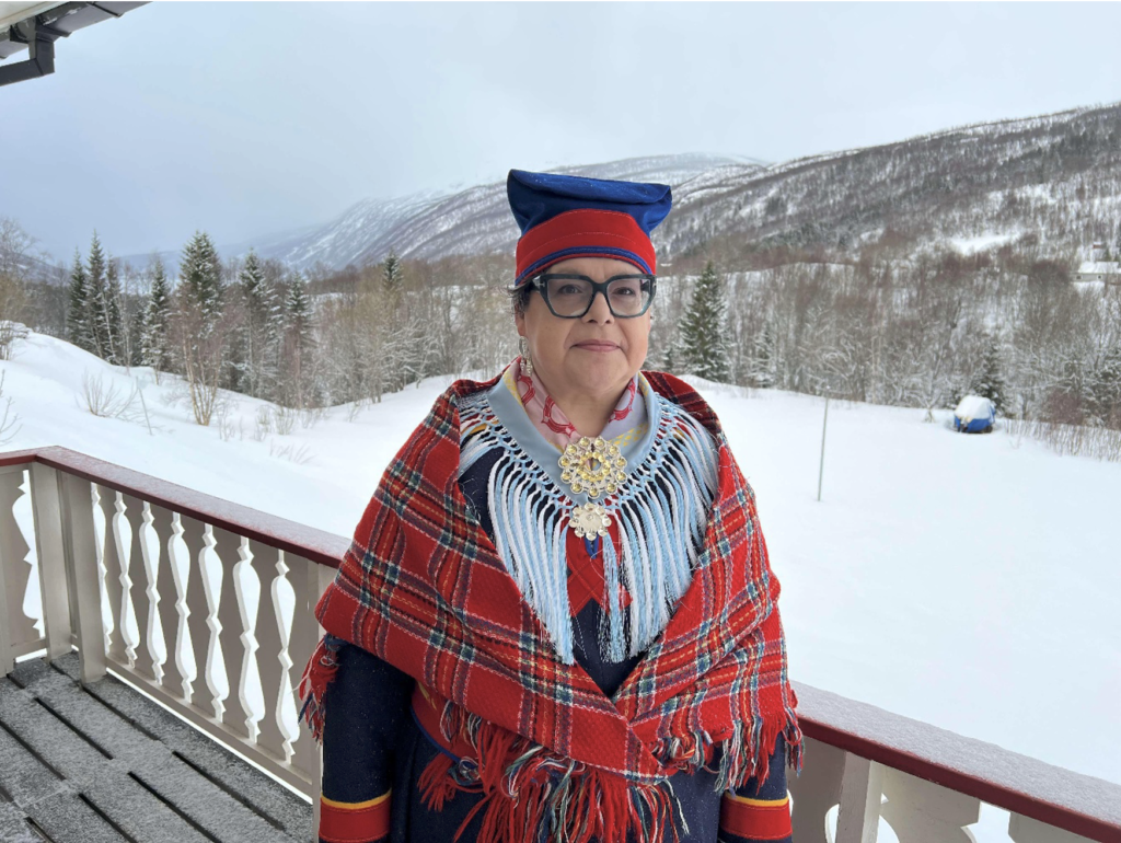 Porträttbild av Anna-Stina Svakko i samedräkt