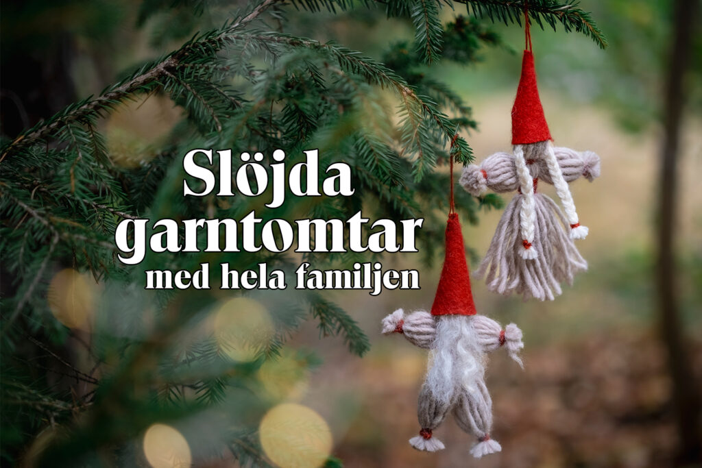 Två garntomtar hänger i en grankvist. Text: ”Slöjda garntomtar med hela familjen”