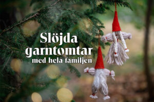 Två garntomtar hänger i en grankvist. Text: ”Slöjda garntomtar med hela familjen”