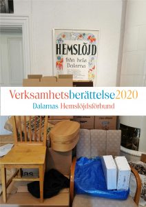 omslaget till verksamhetsberättelsen 2020 med en massa kartonger runt en fåtölj , där flyttpackning pågår