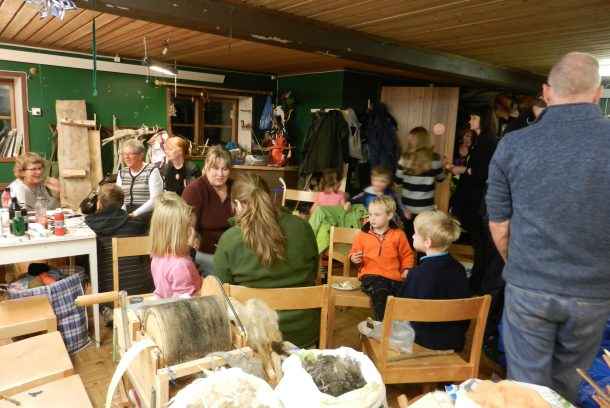 Slöjdlokal med flera slöjdare både stora och småe