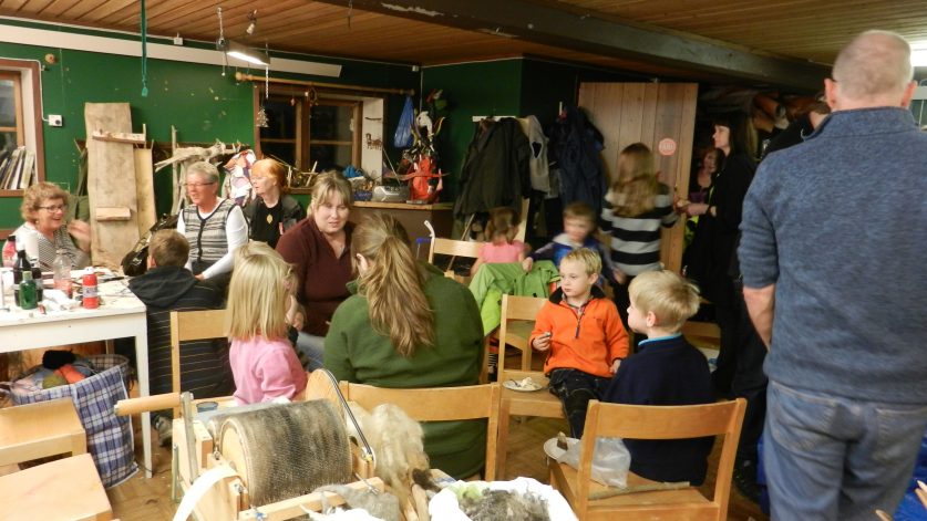 Slöjdlokal med flera slöjdare både stora och småe