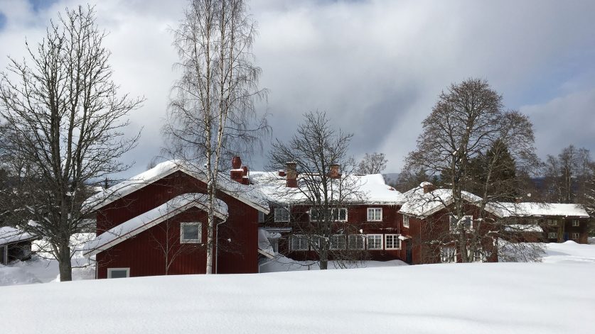 Sätergläntans huvudbyggnad på vintern