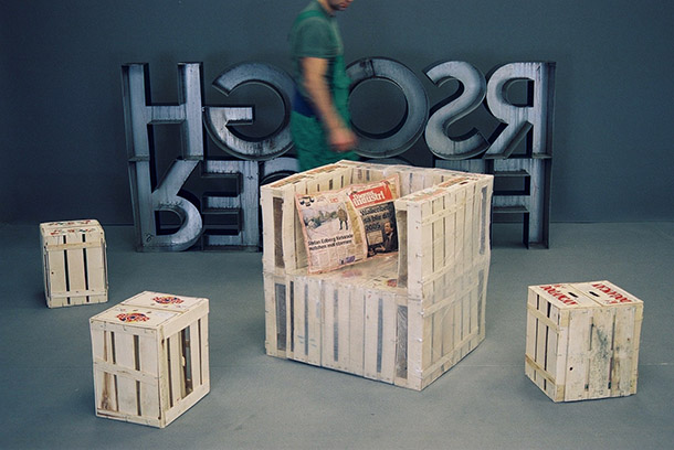 Möbler av fruktlådor och plastfolie från Samirs projekt och möbelkollektion ”Den förlorade sonen”. 