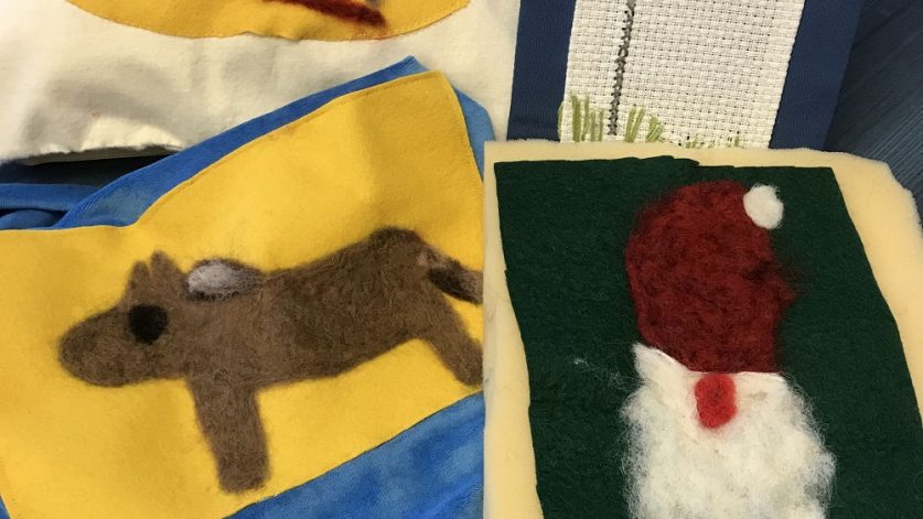 Textil slöjd av barn: häst, gubbe, svensk flagga och blommor.