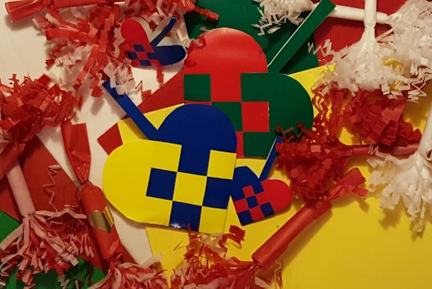 Julpyssel med flätade hjärtan och små smällkarameller