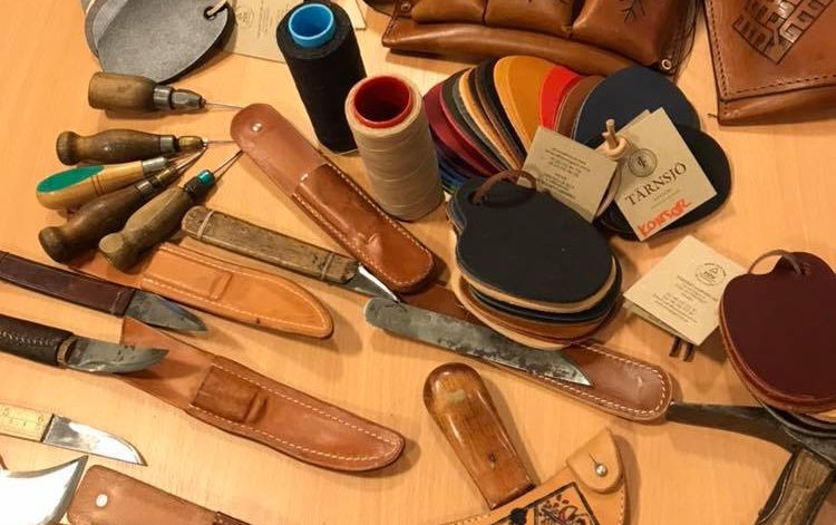 Knivar, sylar, knivslidor, fodral och provkartor till läderhantverk.