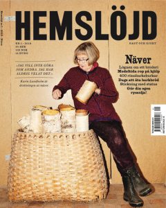 Omslag till HEMSLÖJD: Kvinna sitter vid jättestor näverkorg fylld med näverark.
