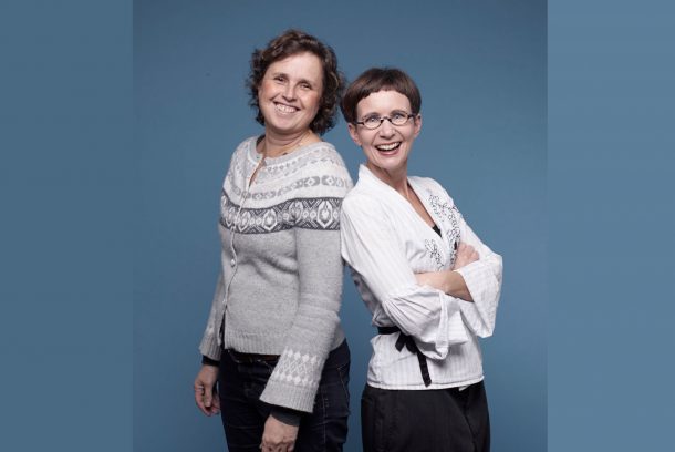 Spillmaterialets drottningar Lill O- Sjögren och Maria Zeilon från Skryta slow design poserar framför blå bakgrund.