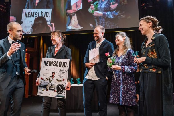 Tidningen Hemslöjds redaktion tar emot Publishingpriset av Jesper Rönndahl på scen!
