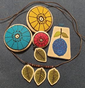 Broderier efter instruktioner från Carina Olssons bok Brodera retro