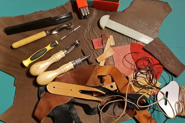 olika verktyg för läderslöjd