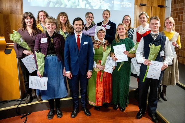 2022 års stipendiater tillsammans med Prins Carl Philip på Nordiska Museet i Stockholm.