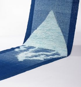Väv i blått av textilkonstnär Morris Åkermalm