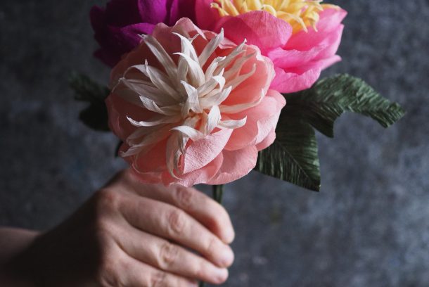 Pappersblommor skapade av Karin Edlund.