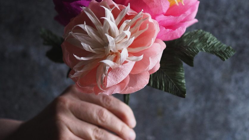 Pappersblommor skapade av Karin Edlund.