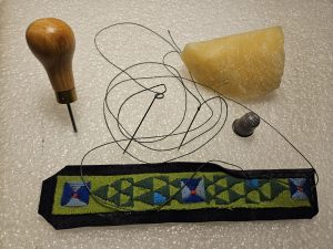 Armband av läder och vadmal med broderi