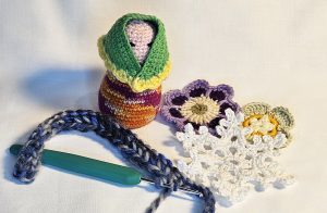 Virkad docka, blommor, stjärna