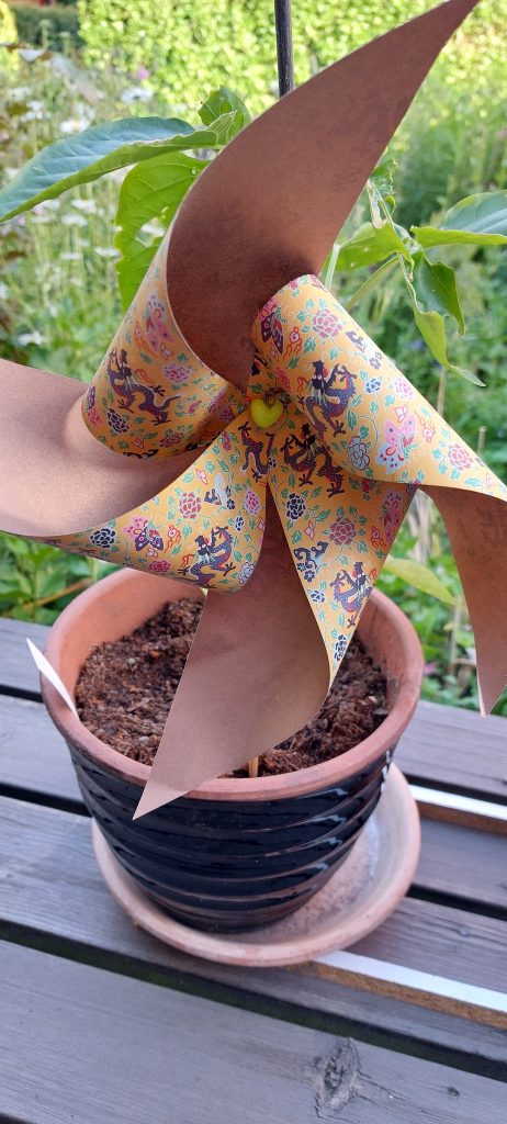 Papperssnurra i blommigt papper