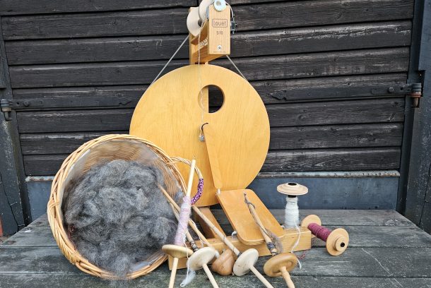 kardad ull, spinnrock och sländor på en trappa
