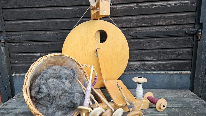kardad ull, spinnrock och sländor på en trappa
