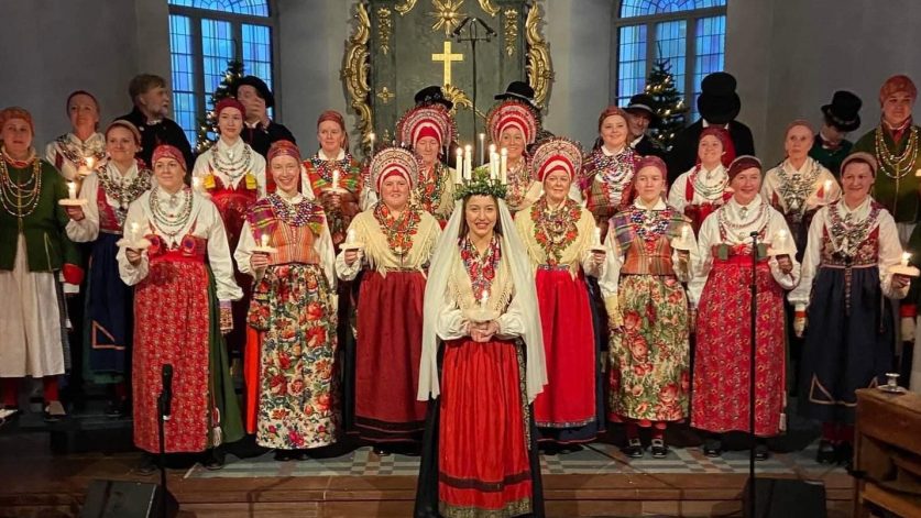 Dräktklädda sångare under konsert av Dalarnas Lussibrud.