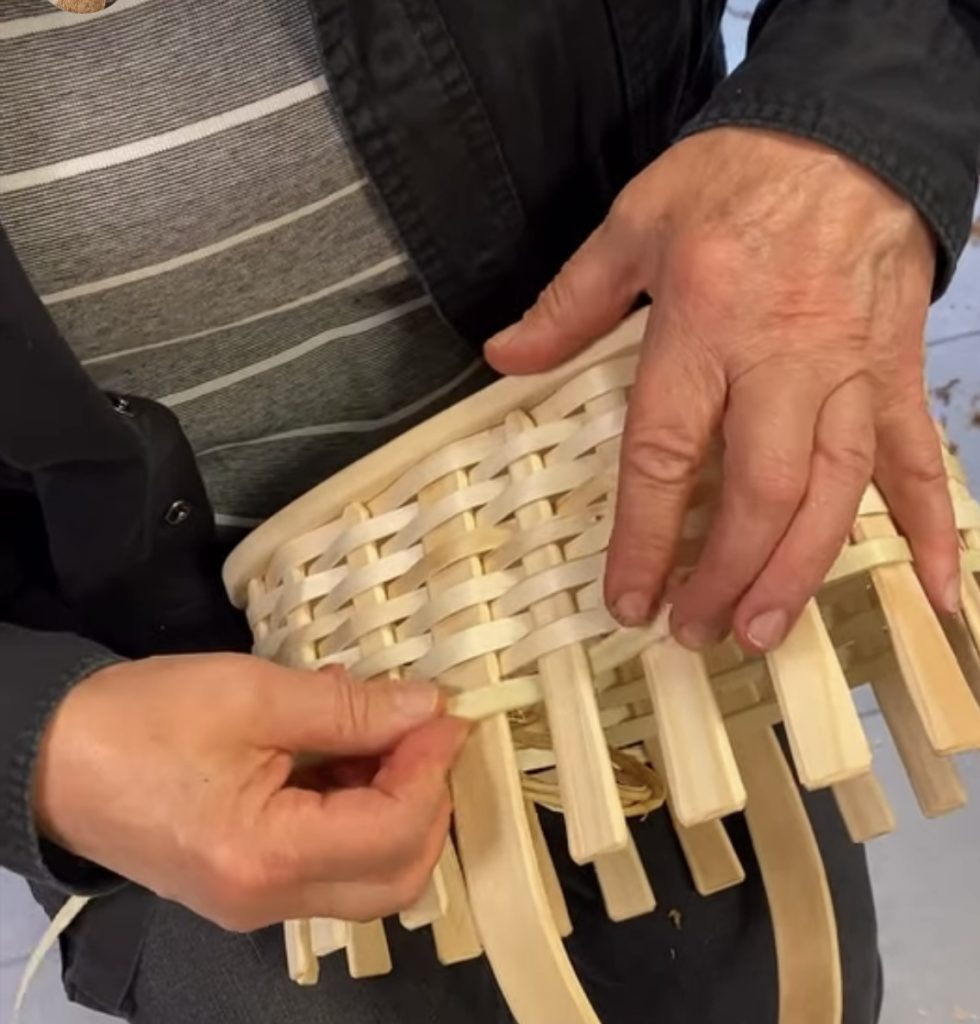 närbild på händer och en korg