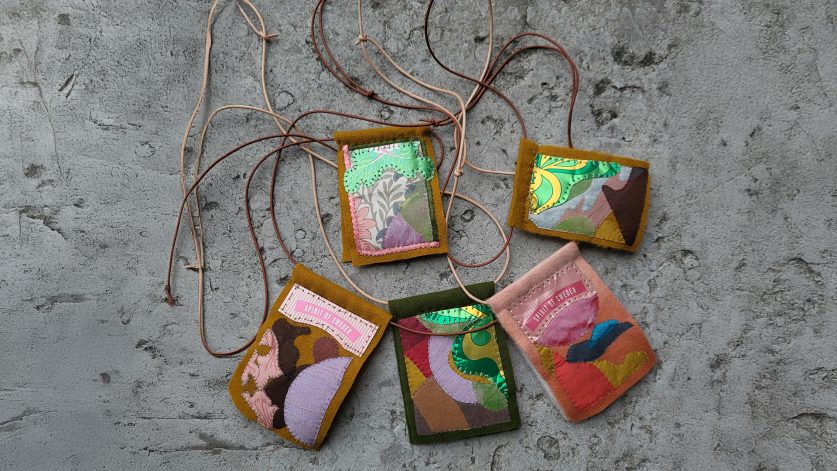 ett antal nålbrev med band ligger på ett betonggolv