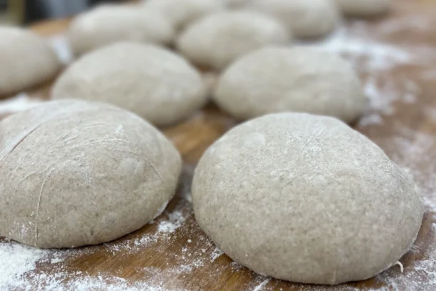 deg som ligger för jäsning på ett bord