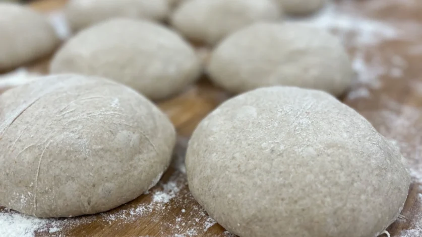 deg som ligger för jäsning på ett bord