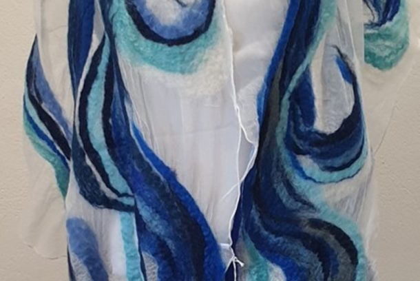 nunotovning i blått på en tunn sjal