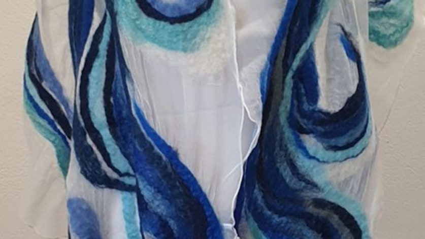 nunotovning i blått på en tunn sjal