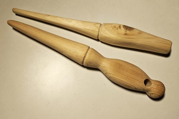 Nystpinnar av trä för att vinda upp garn