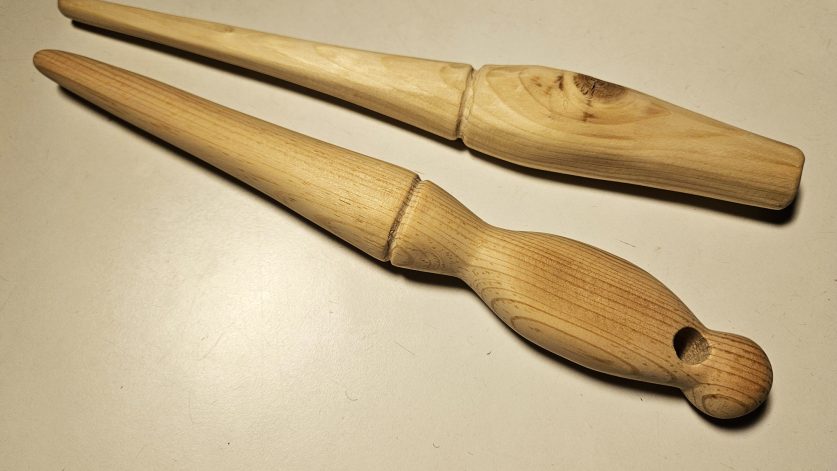 Nystpinnar av trä för att vinda upp garn