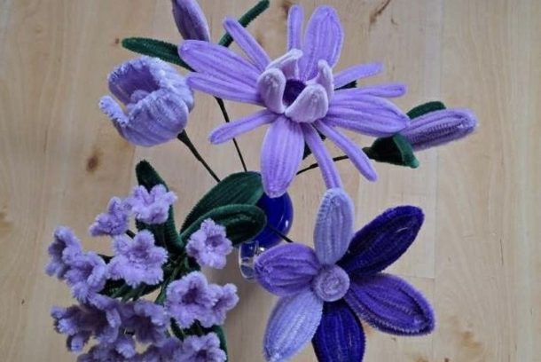 lila blommor av piprensare