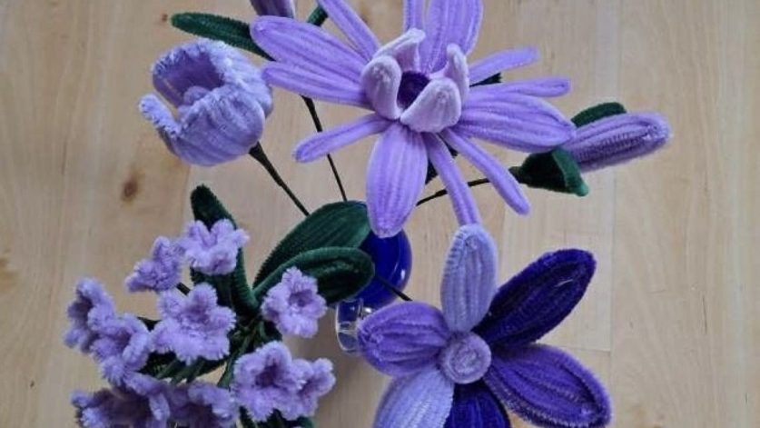 lila blommor av piprensare