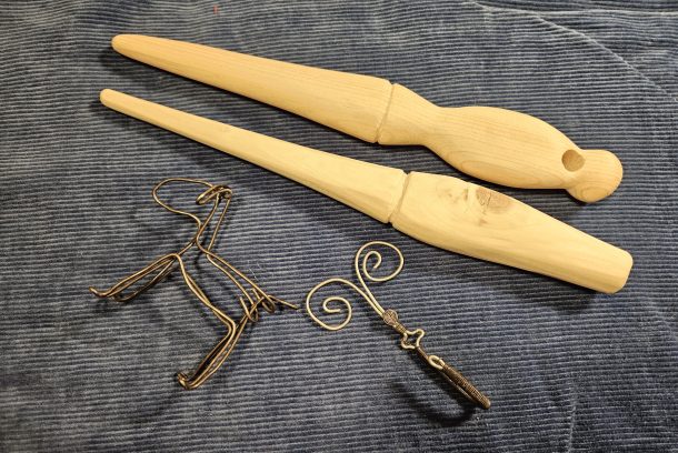 Nystpinnar av trä och metalltrådsföremål