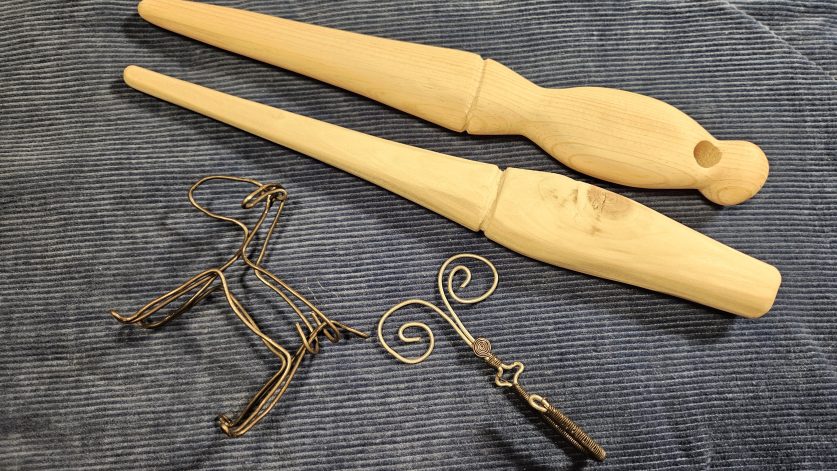 Nystpinnar av trä och metalltrådsföremål