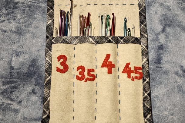 Ett tygfodral med virknålar sorterade efter grovlek