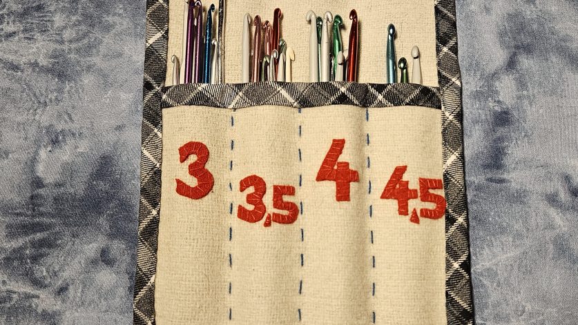 Ett tygfodral med virknålar sorterade efter grovlek