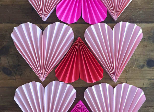 Vikta hjärtan i papper