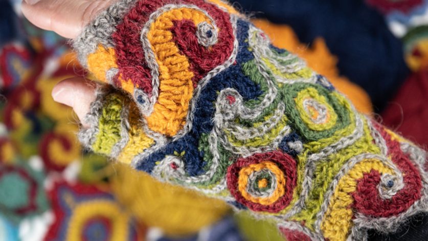 Detaljbild av virkade fria former i olika färger